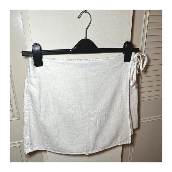 Women’s Old Navy High-Waisted Wrap-Front Mini Skort | White | Size Medium - Picture 3 of 11